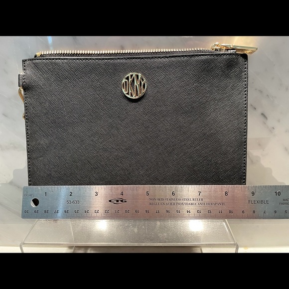 DKNY wristlet, perfect for going out - Picture 2 of 4